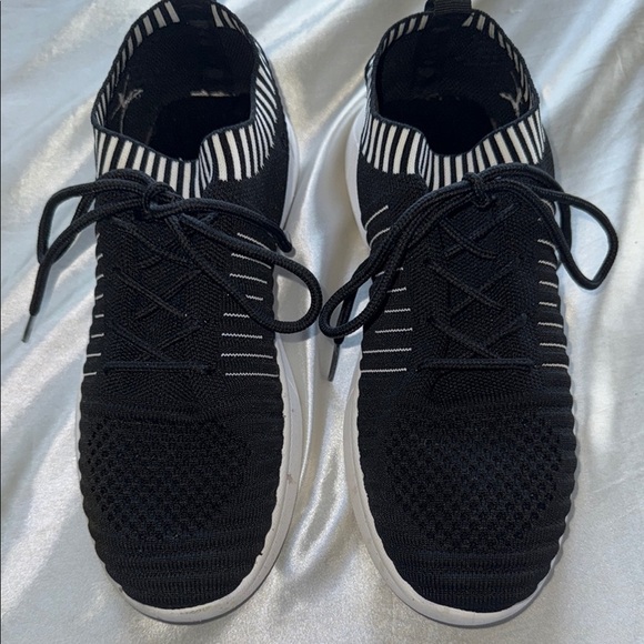 Danskin Energy Black White Sneakers Lightweight Stretch Knit Upper Size 9.5 - Picture 3 of 11